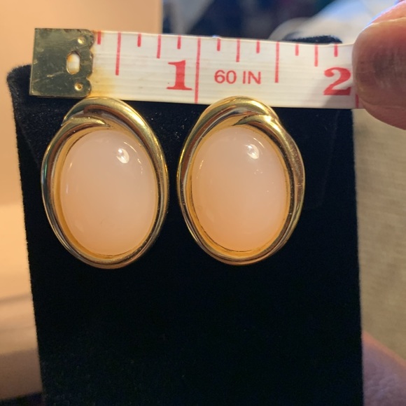 80’s TRIFARI PALE PASTEL PINK CABOCHON CLIP ON EARRINGS - Picture 9 of 11